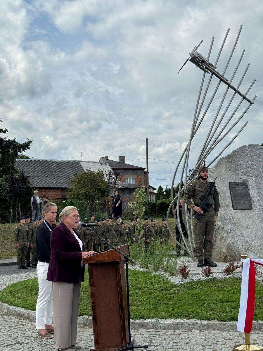 Zdjęcie w galerii na portalu naszwodzislaw.com: Pomnik bohatera z sąsiedztwa. Nieznana historia życia mjr pilota Antoniego Tomiczka wiadomości z regionu