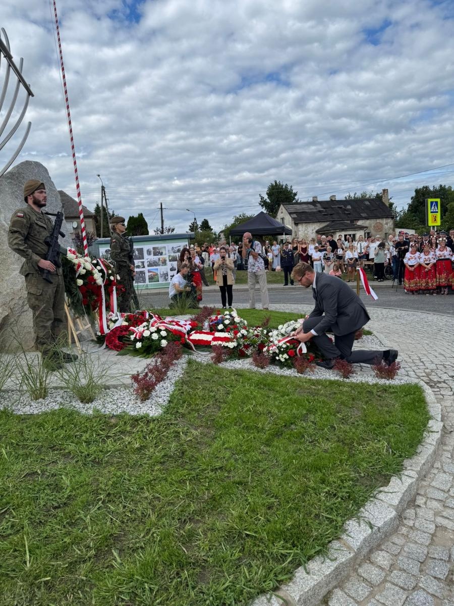 Zdjęcie w galerii na portalu naszwodzislaw.com: Pomnik bohatera z sąsiedztwa. Nieznana historia życia mjr pilota Antoniego Tomiczka wiadomości z regionu