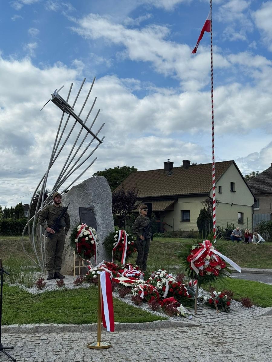 Zdjęcie w galerii na portalu naszwodzislaw.com: Pomnik bohatera z sąsiedztwa. Nieznana historia życia mjr pilota Antoniego Tomiczka wiadomości z regionu