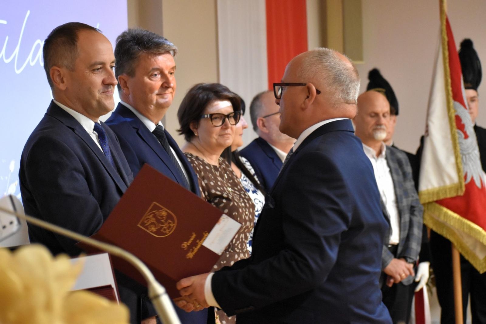 Zdjęcie w galerii na portalu naszwodzislaw.com: 10 lat PCKZiU. Jubileusz, awanse nauczycieli i nowoczesne technologie na inaugurację roku szkolnego wiadomości z regionu