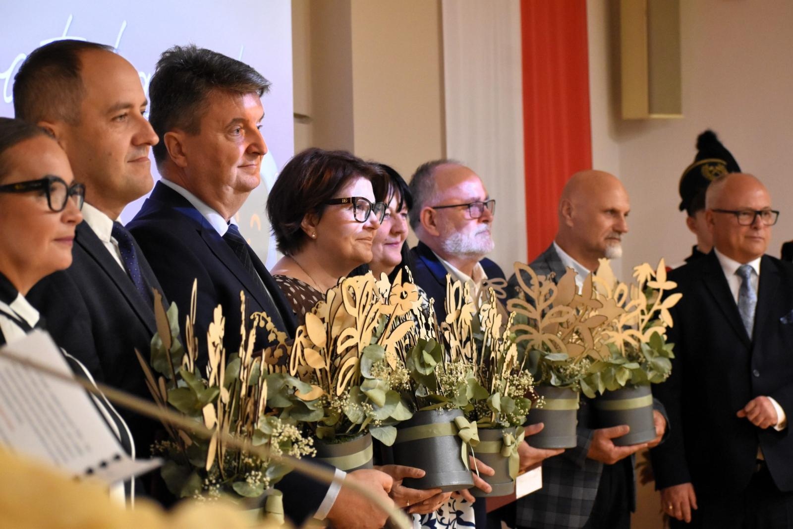 Zdjęcie w galerii na portalu naszwodzislaw.com: 10 lat PCKZiU. Jubileusz, awanse nauczycieli i nowoczesne technologie na inaugurację roku szkolnego wiadomości z regionu