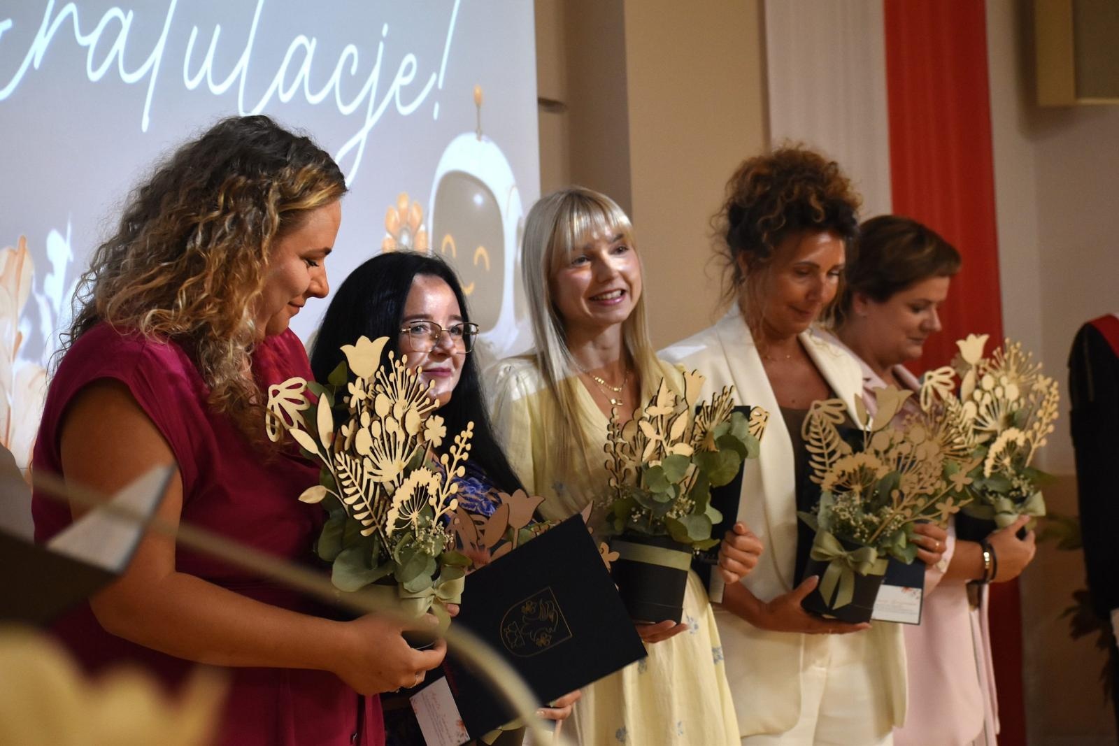 Zdjęcie w galerii na portalu naszwodzislaw.com: 10 lat PCKZiU. Jubileusz, awanse nauczycieli i nowoczesne technologie na inaugurację roku szkolnego wiadomości z regionu