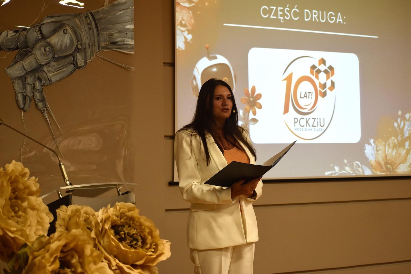 Zdjęcie w galerii na portalu naszwodzislaw.com: 10 lat PCKZiU. Jubileusz, awanse nauczycieli i nowoczesne technologie na inaugurację roku szkolnego wiadomości z regionu