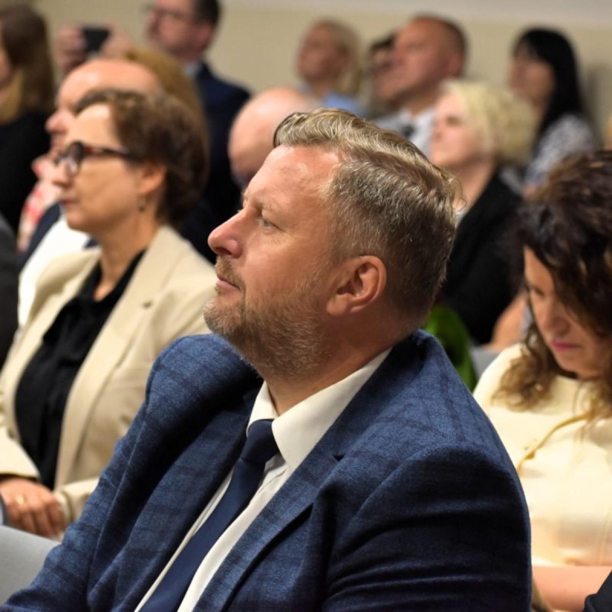 Zdjęcie w galerii na portalu naszwodzislaw.com: 10 lat PCKZiU. Jubileusz, awanse nauczycieli i nowoczesne technologie na inaugurację roku szkolnego wiadomości z regionu