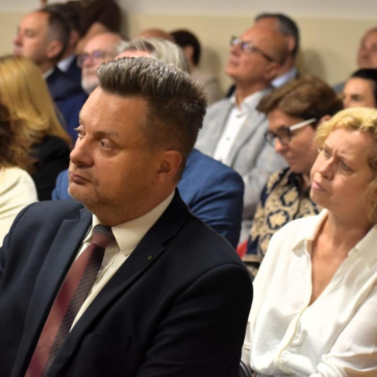 Zdjęcie w galerii na portalu naszwodzislaw.com: 10 lat PCKZiU. Jubileusz, awanse nauczycieli i nowoczesne technologie na inaugurację roku szkolnego wiadomości z regionu