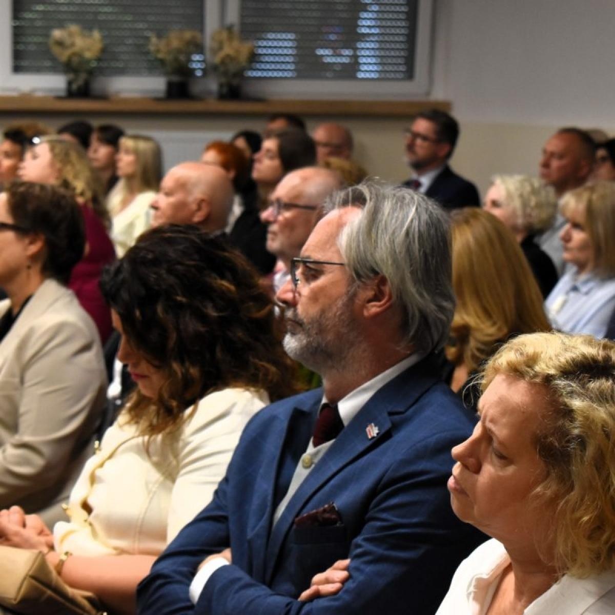 Zdjęcie w galerii na portalu naszwodzislaw.com: 10 lat PCKZiU. Jubileusz, awanse nauczycieli i nowoczesne technologie na inaugurację roku szkolnego wiadomości z regionu