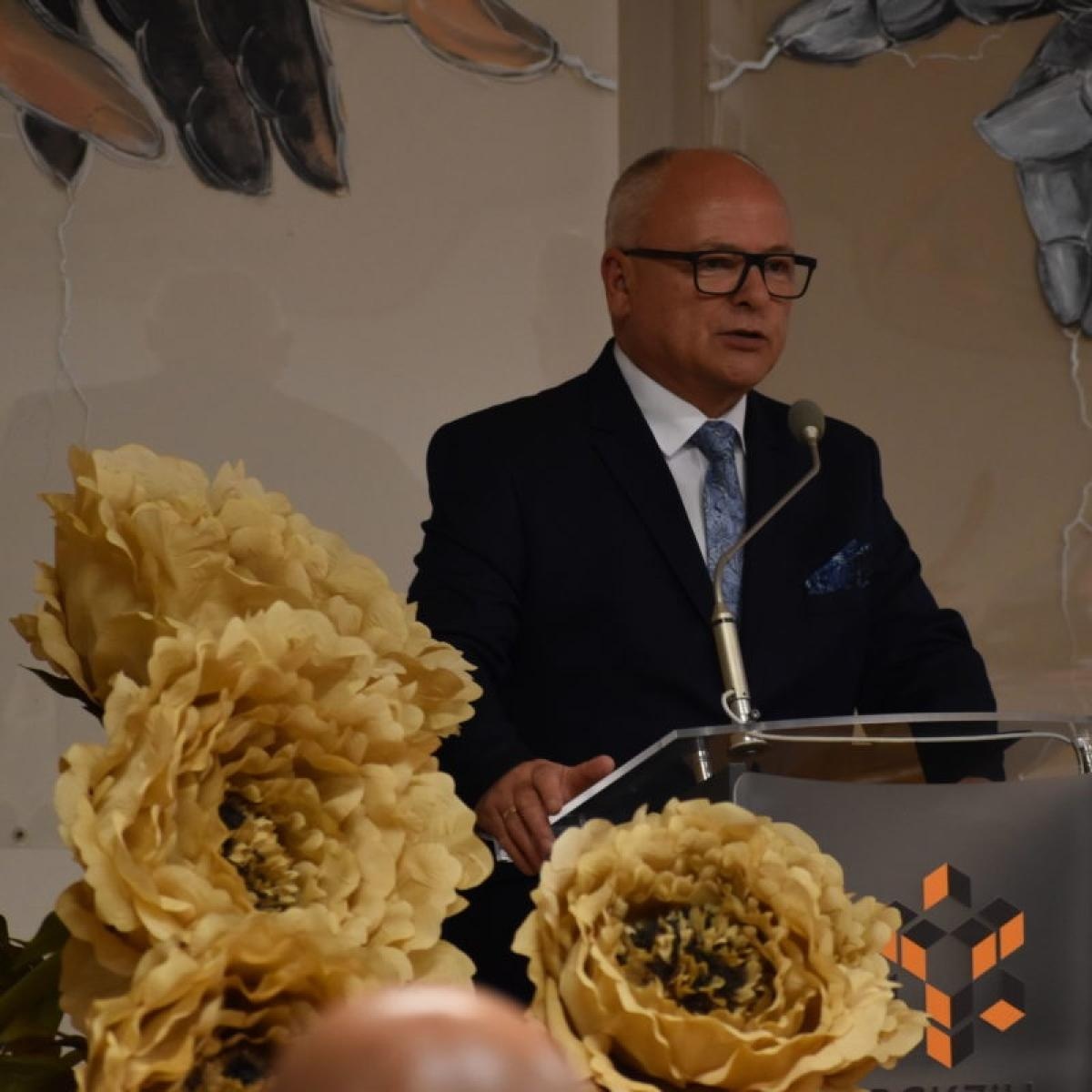 Zdjęcie w galerii na portalu naszwodzislaw.com: 10 lat PCKZiU. Jubileusz, awanse nauczycieli i nowoczesne technologie na inaugurację roku szkolnego wiadomości z regionu