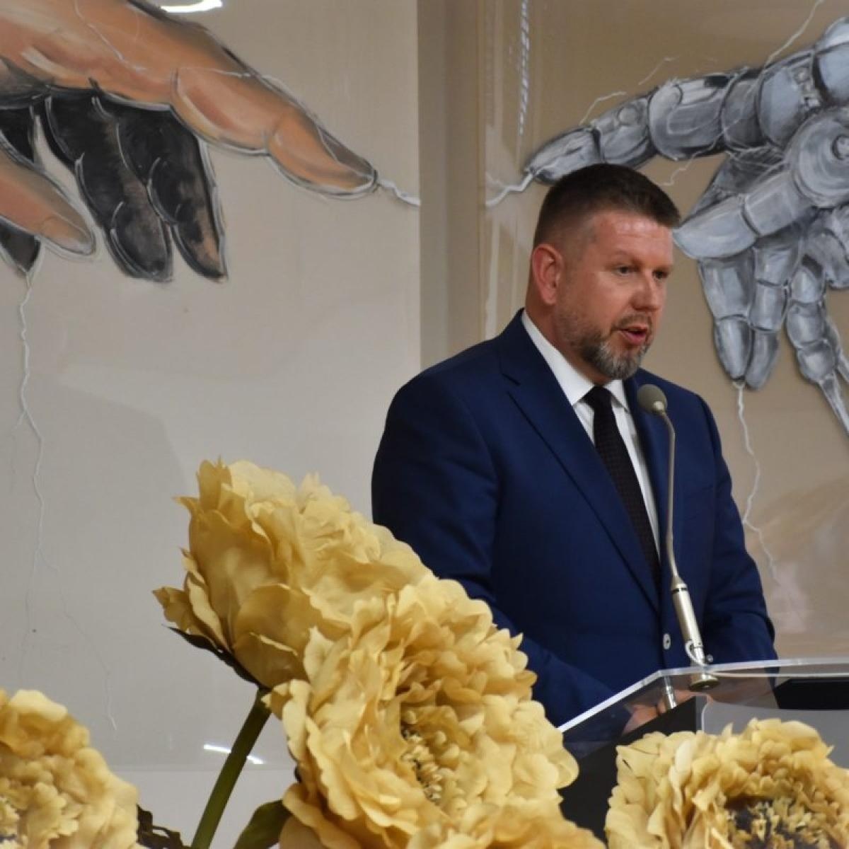 Zdjęcie w galerii na portalu naszwodzislaw.com: 10 lat PCKZiU. Jubileusz, awanse nauczycieli i nowoczesne technologie na inaugurację roku szkolnego wiadomości z regionu