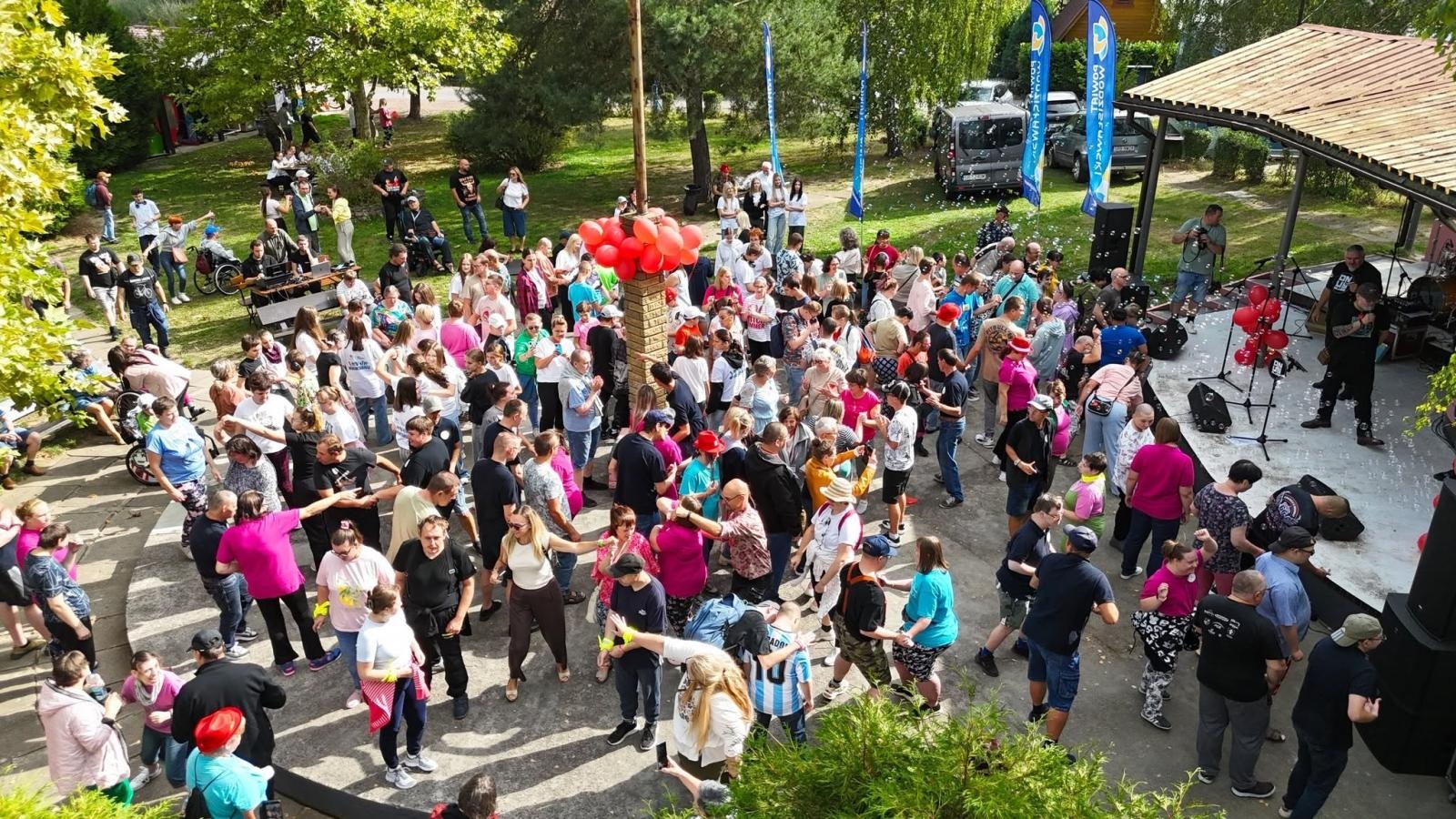 Zdjęcie w galerii na portalu naszwodzislaw.com: Olza znów rozbrzmiała bluesem. Setki osób bawiły się podczas wyjątkowego wydarzenia wiadomości z regionu