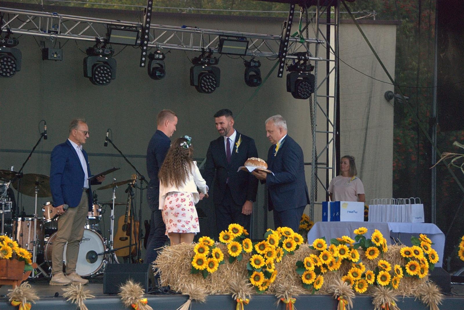 Zdjęcie w galerii na portalu naszwodzislaw.com: Pszów podziękował za plony. Dożynki przyciągnęły mieszkańców i gości [FOTO] wiadomości z regionu