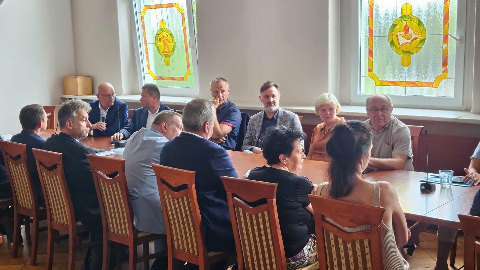 Zdjęcie w galerii na portalu naszwodzislaw.com: Pył z hałdy znów tematem rozmów. Mieszkańcy Radlina spotkali się z przedstawicielami przemysłu wiadomości z regionu