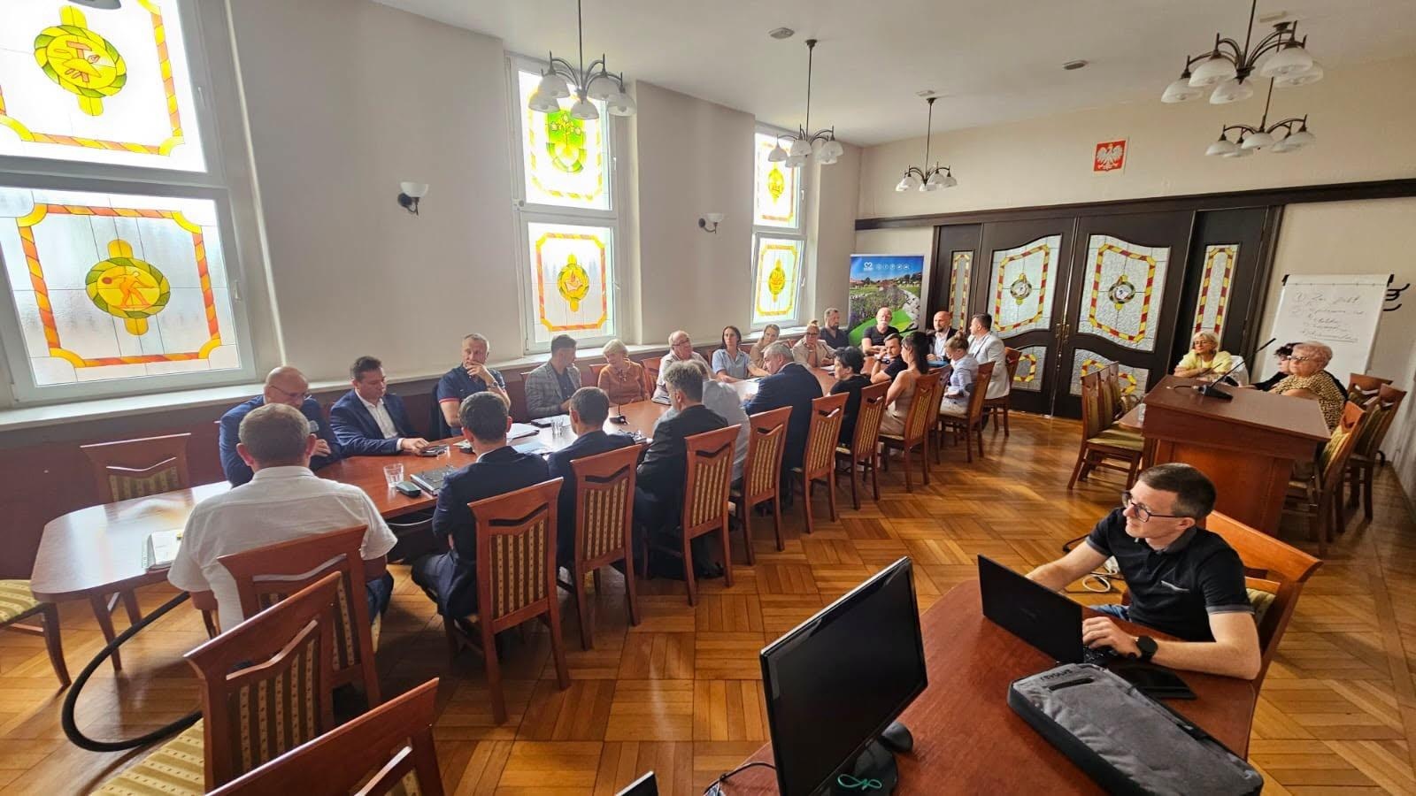 Zdjęcie w galerii na portalu naszwodzislaw.com: Pył z hałdy znów tematem rozmów. Mieszkańcy Radlina spotkali się z przedstawicielami przemysłu wiadomości z regionu