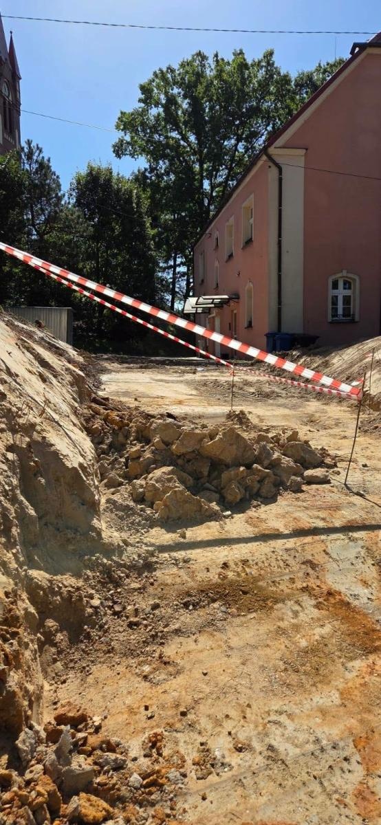 Zdjęcie w galerii na portalu naszwodzislaw.com: Niewybuch znaleziony podczas prac w Marklowicach. Ewakuowano żłobek wiadomości z regionu
