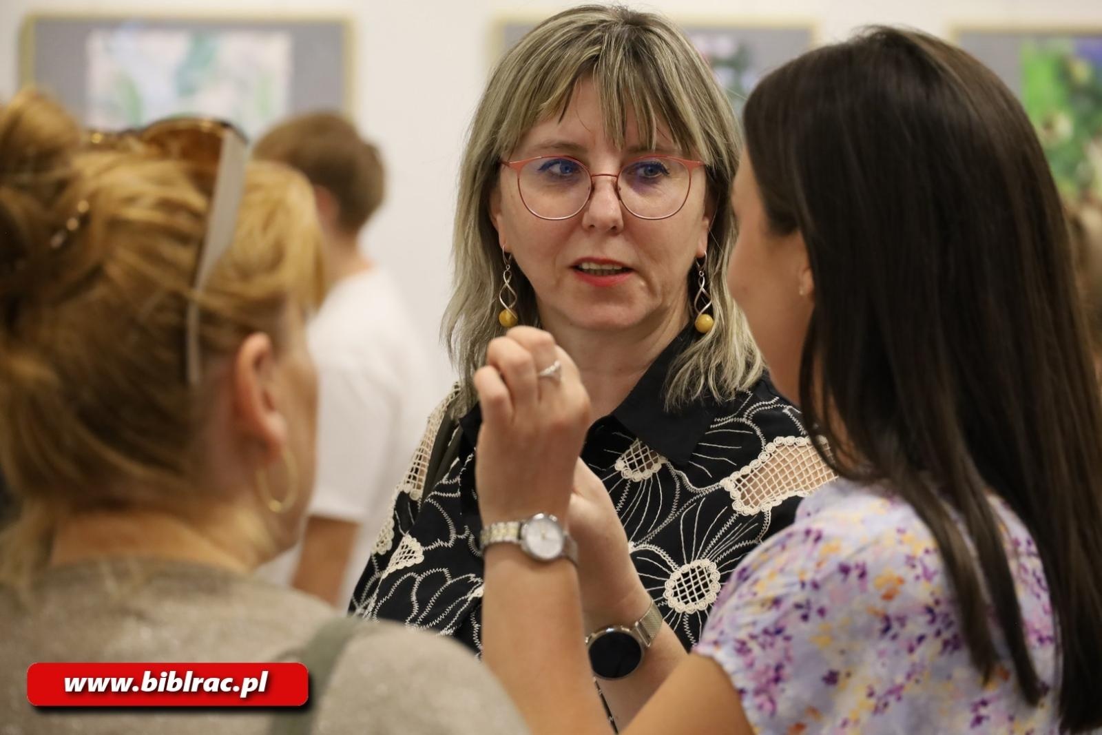 Zdjęcie w galerii na portalu naszwodzislaw.com: Natura jest kobietą – nowa wystawa w bibliotecznej Galerii Gawra wiadomości z regionu