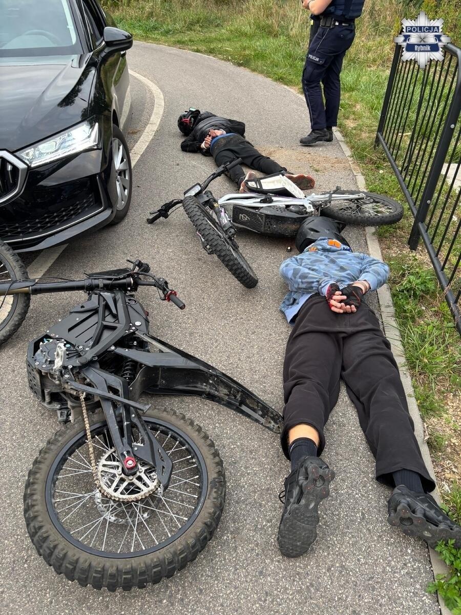 Zdjęcie w galerii na portalu naszwodzislaw.com: Ku przestrodze. Policyjny pościg za surroniarzami w Rybniku [FOTO i WIDEO] wiadomości z regionu