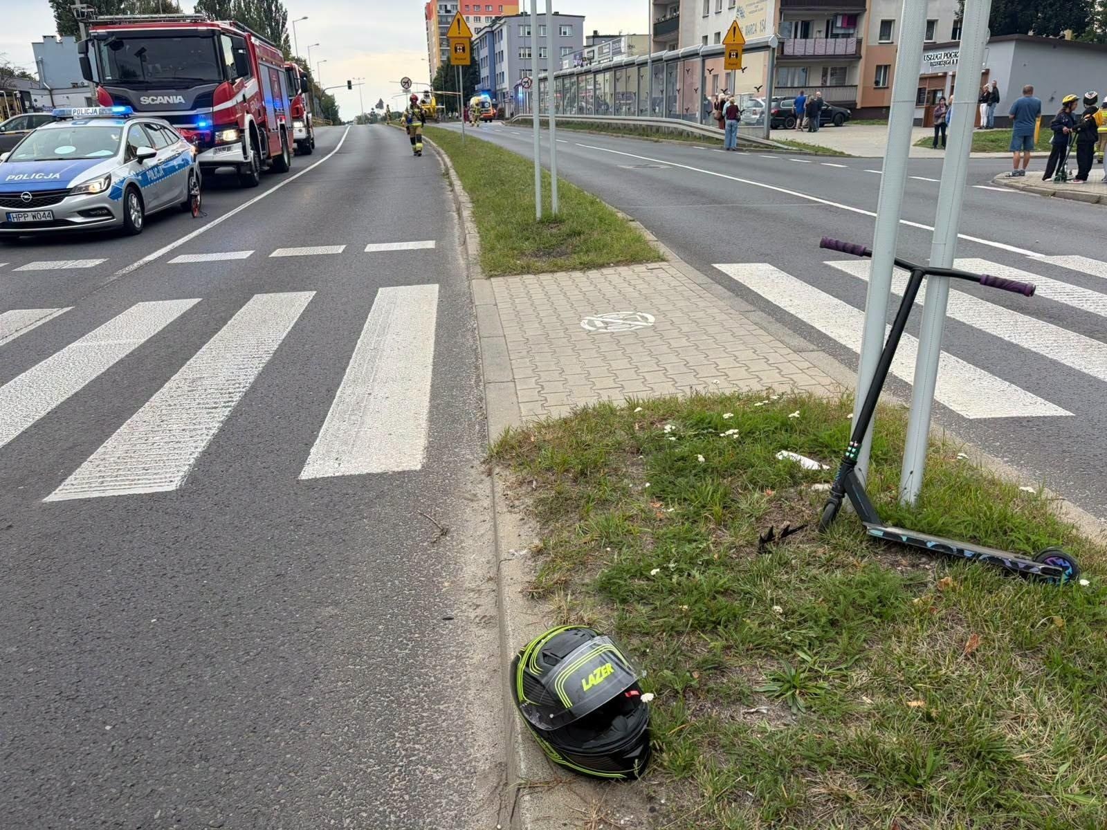 Zdjęcie w galerii na portalu naszwodzislaw.com: Wypadek na przejściu w Wodzisławiu. Motocykl zderzył się z hulajnogą, 12-latek zabrany przez LPR wiadomości z regionu