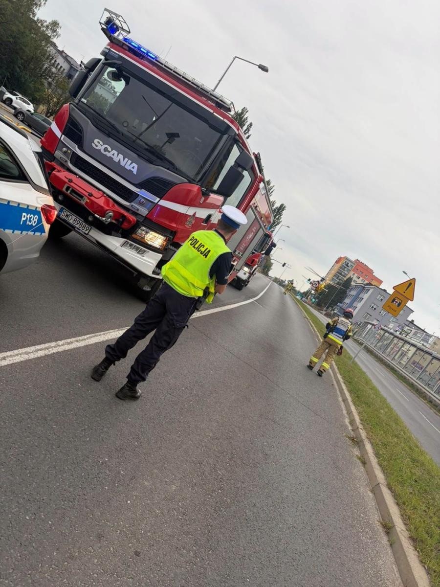 Zdjęcie w galerii na portalu naszwodzislaw.com: Wypadek na przejściu w Wodzisławiu. Motocykl zderzył się z hulajnogą, 12-latek zabrany przez LPR wiadomości z regionu