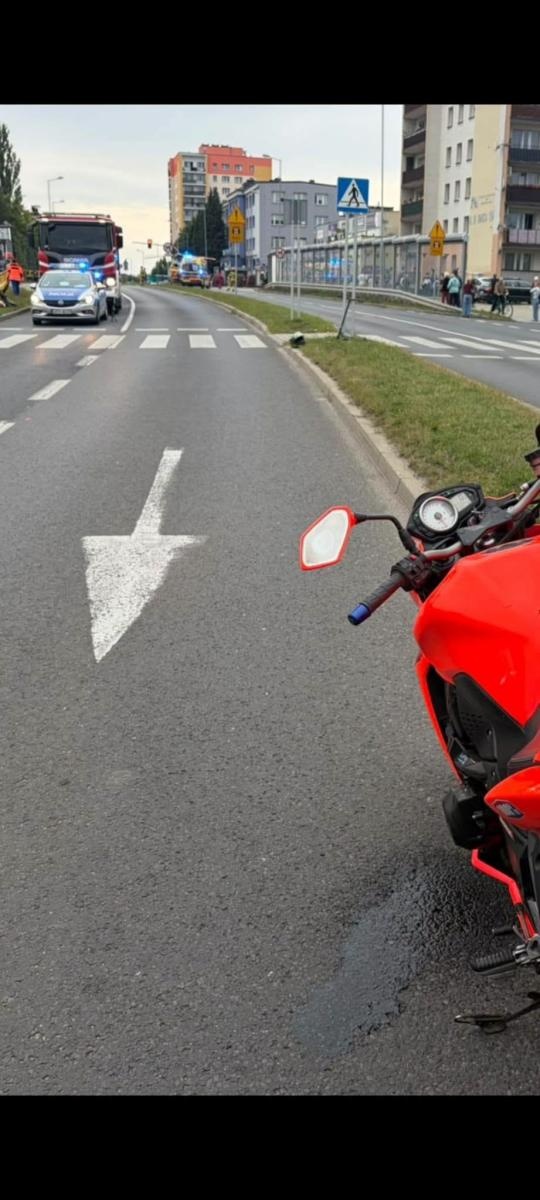 Zdjęcie w galerii na portalu naszwodzislaw.com: Wypadek na przejściu w Wodzisławiu. Motocykl zderzył się z hulajnogą, 12-latek zabrany przez LPR wiadomości z regionu