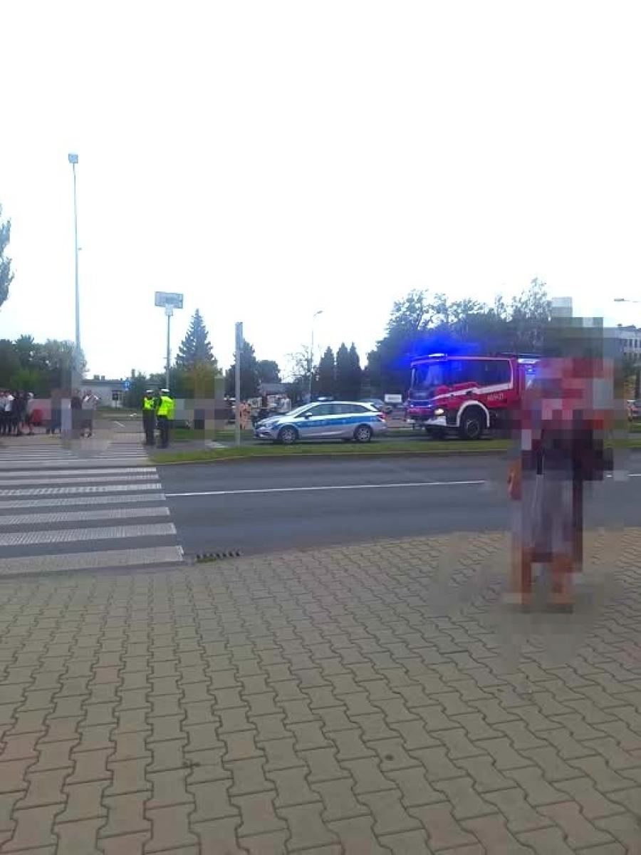 Zdjęcie w galerii na portalu naszwodzislaw.com: Wypadek na przejściu w Wodzisławiu. Motocykl zderzył się z hulajnogą, 12-latek zabrany przez LPR wiadomości z regionu