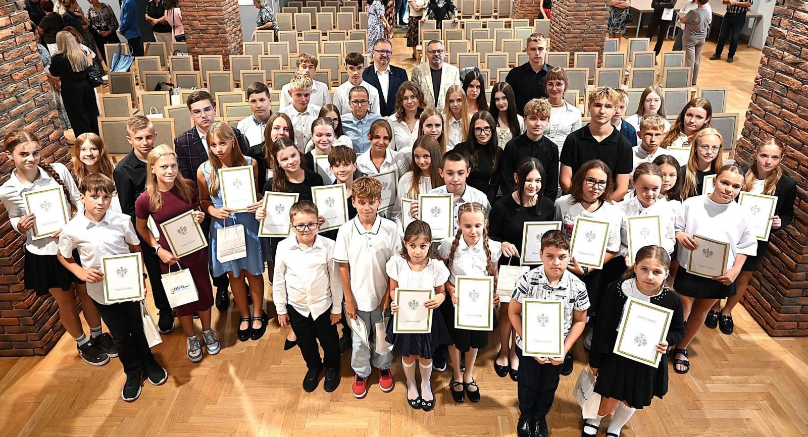 Zdjęcie w galerii na portalu naszwodzislaw.com: Od konkursów i olimpiad po mistrzostwa Polski. Gmina Godów wyróżniła najzdolniejszą młodzież [FOTO] wiadomości z regionu