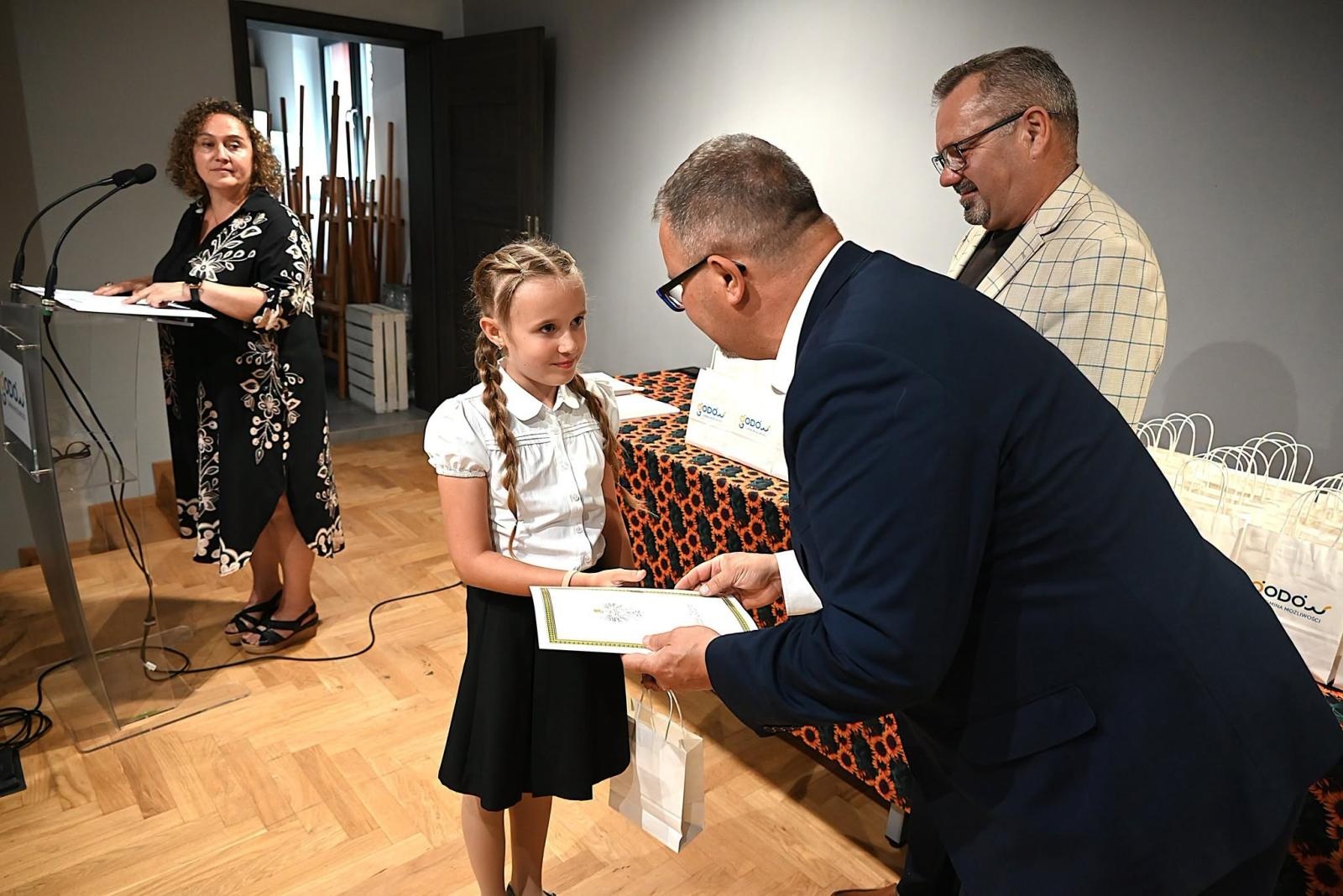 Zdjęcie w galerii na portalu naszwodzislaw.com: Od konkursów i olimpiad po mistrzostwa Polski. Gmina Godów wyróżniła najzdolniejszą młodzież [FOTO] wiadomości z regionu