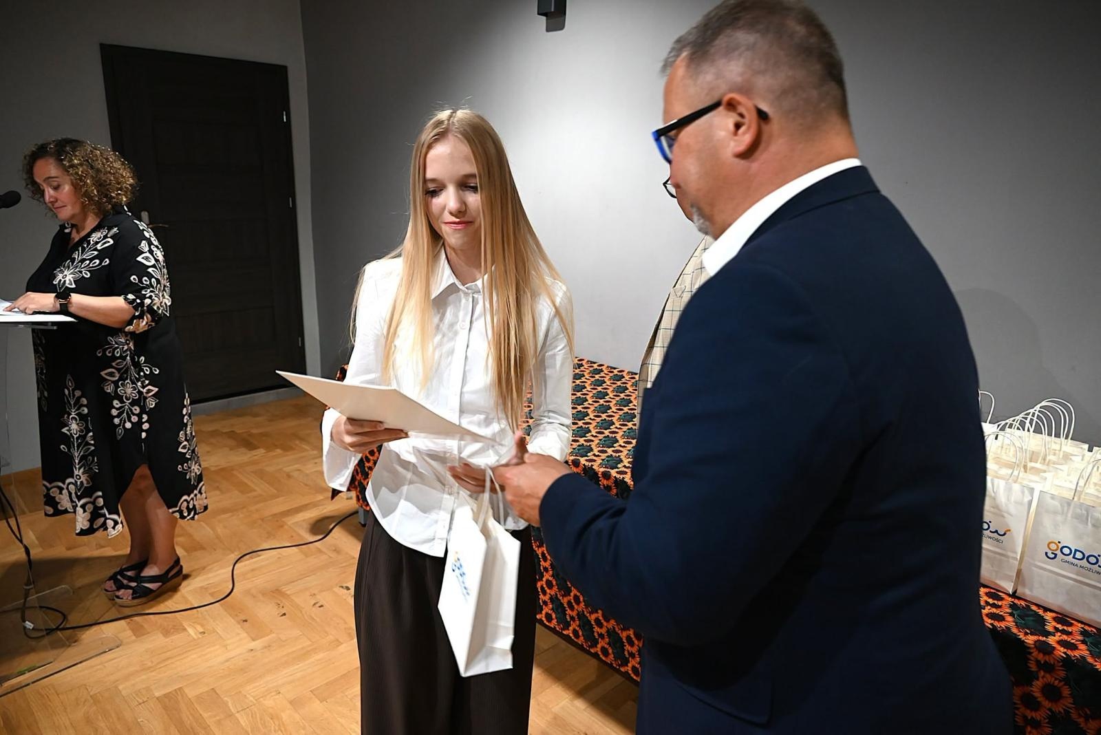 Zdjęcie w galerii na portalu naszwodzislaw.com: Od konkursów i olimpiad po mistrzostwa Polski. Gmina Godów wyróżniła najzdolniejszą młodzież [FOTO] wiadomości z regionu