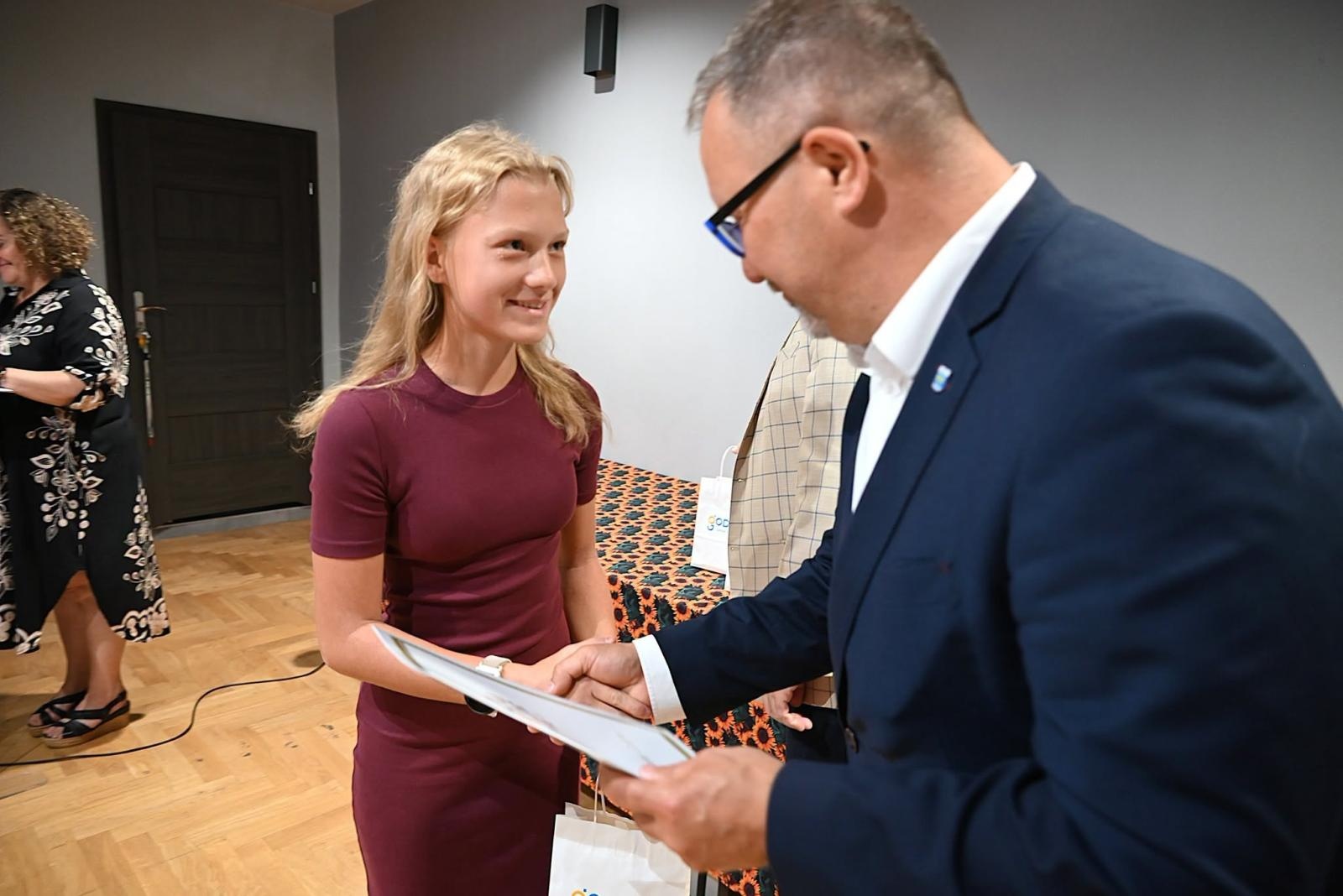 Zdjęcie w galerii na portalu naszwodzislaw.com: Od konkursów i olimpiad po mistrzostwa Polski. Gmina Godów wyróżniła najzdolniejszą młodzież [FOTO] wiadomości z regionu