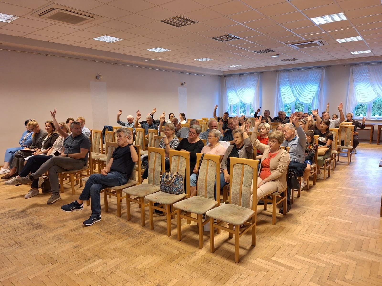 Zdjęcie w galerii na portalu naszwodzislaw.com: Mieszkańcy Połomi podzielili Fundusz Sołecki. Najwięcej pieniędzy na oświetlenie boiska wiadomości z regionu