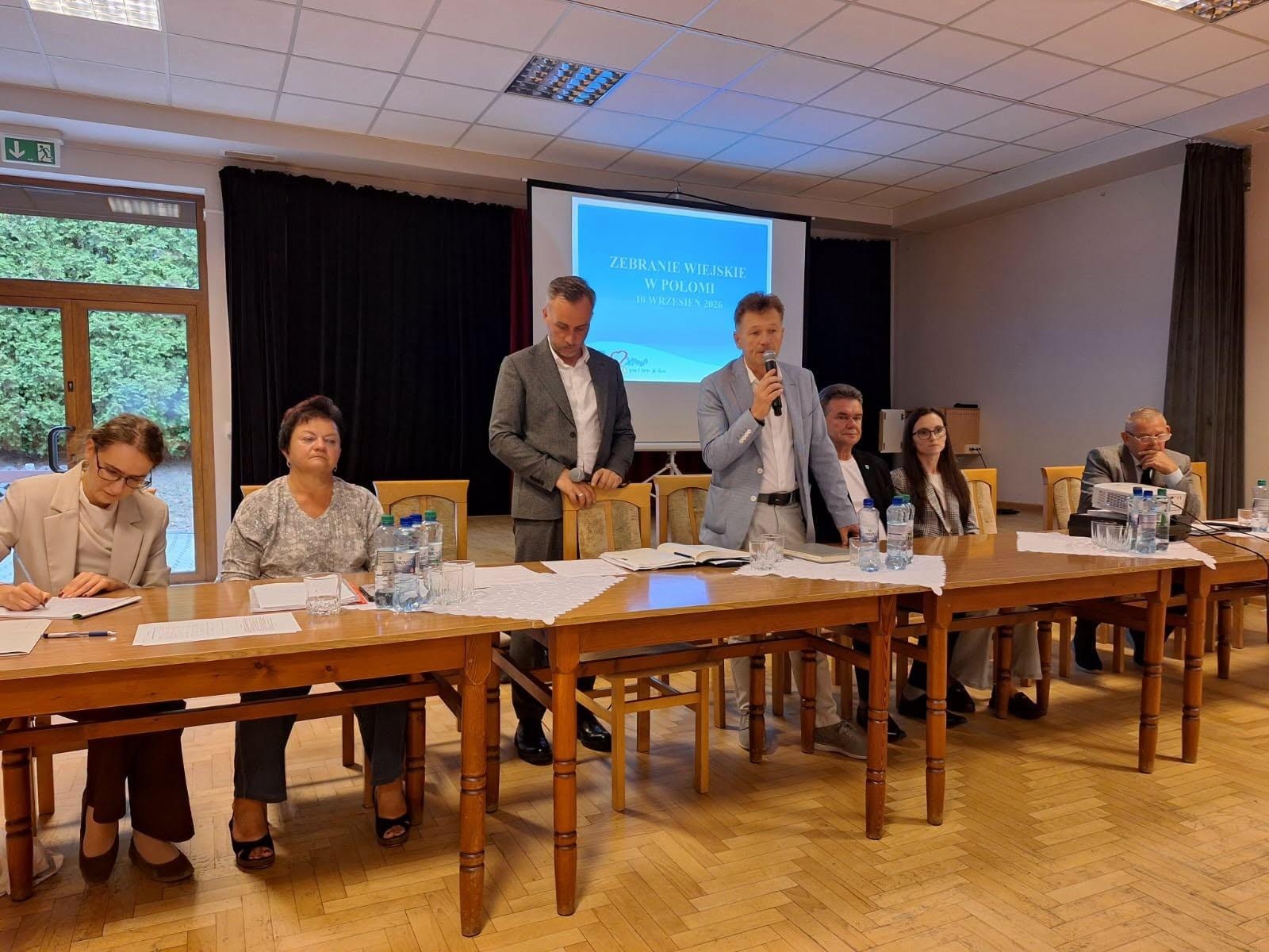 Zdjęcie w galerii na portalu naszwodzislaw.com: Mieszkańcy Połomi podzielili Fundusz Sołecki. Najwięcej pieniędzy na oświetlenie boiska wiadomości z regionu