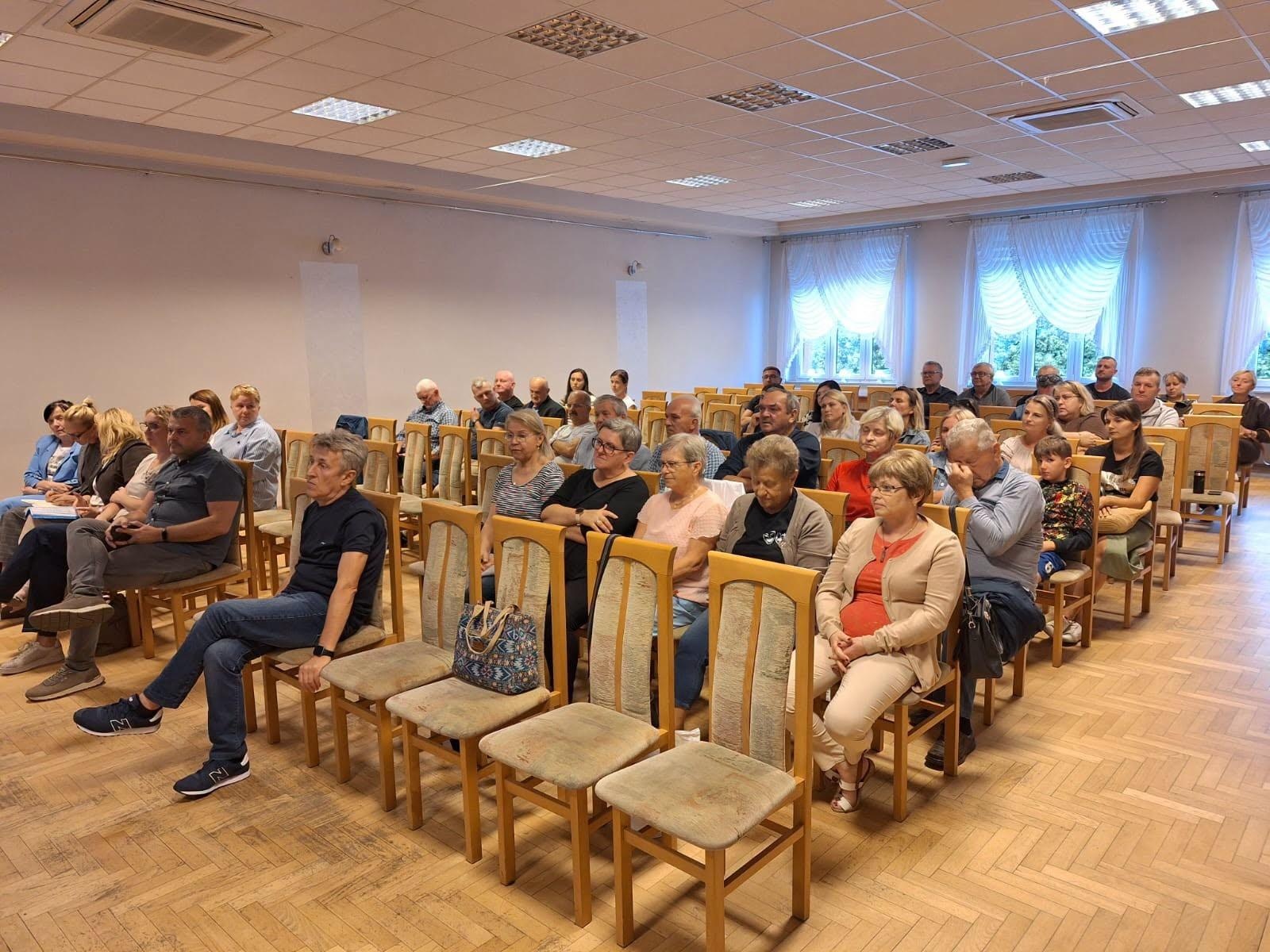 Zdjęcie w galerii na portalu naszwodzislaw.com: Mieszkańcy Połomi podzielili Fundusz Sołecki. Najwięcej pieniędzy na oświetlenie boiska wiadomości z regionu