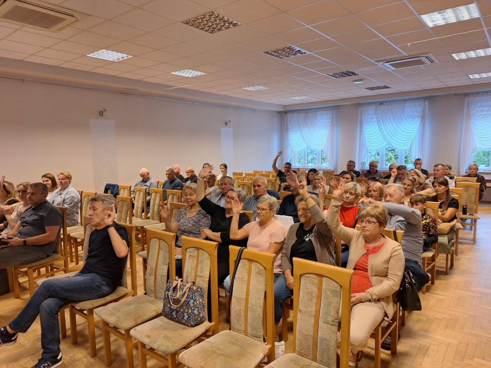 Zdjęcie w galerii na portalu naszwodzislaw.com: Mieszkańcy Połomi podzielili Fundusz Sołecki. Najwięcej pieniędzy na oświetlenie boiska wiadomości z regionu
