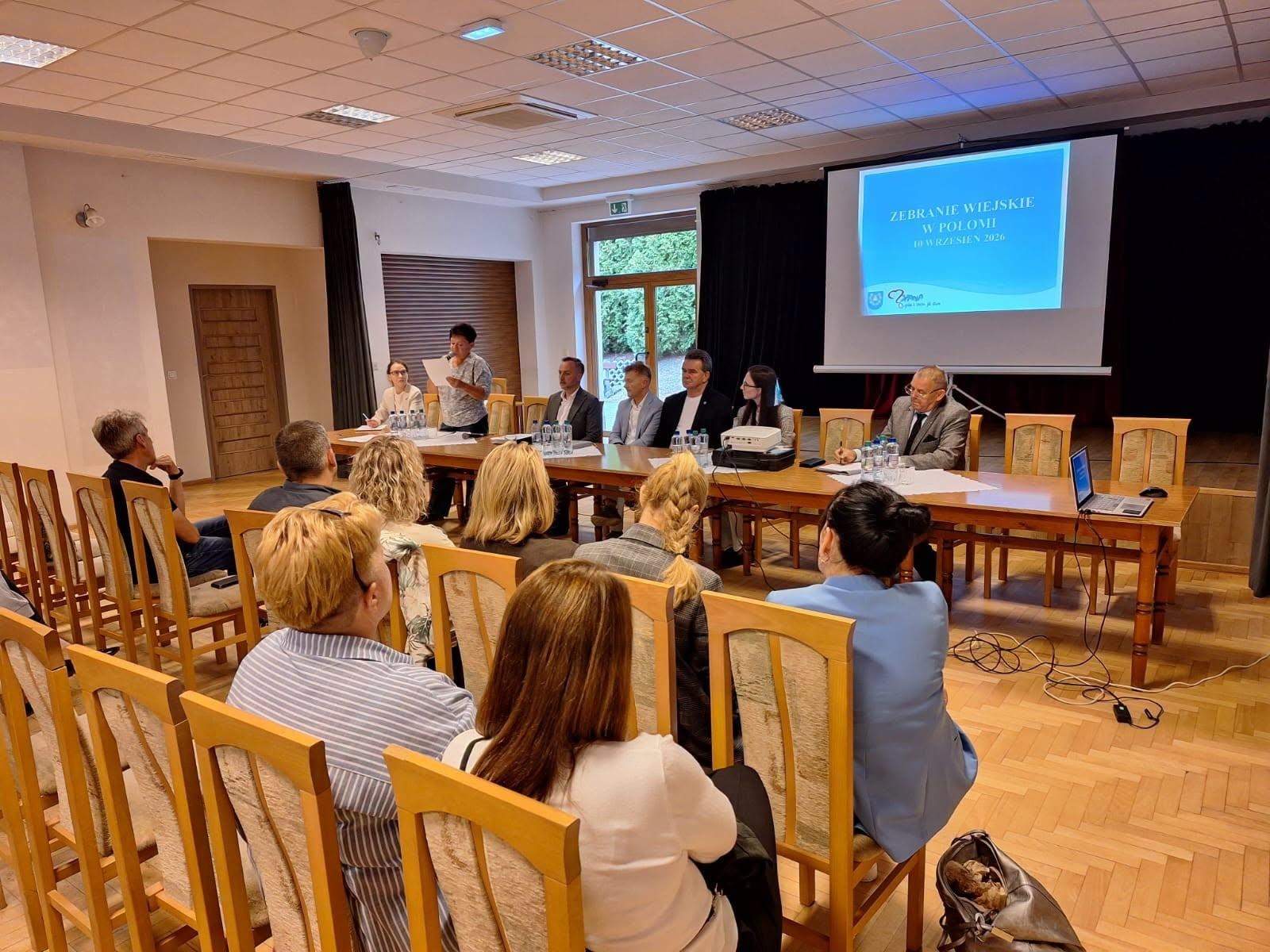 Zdjęcie w galerii na portalu naszwodzislaw.com: Mieszkańcy Połomi podzielili Fundusz Sołecki. Najwięcej pieniędzy na oświetlenie boiska wiadomości z regionu