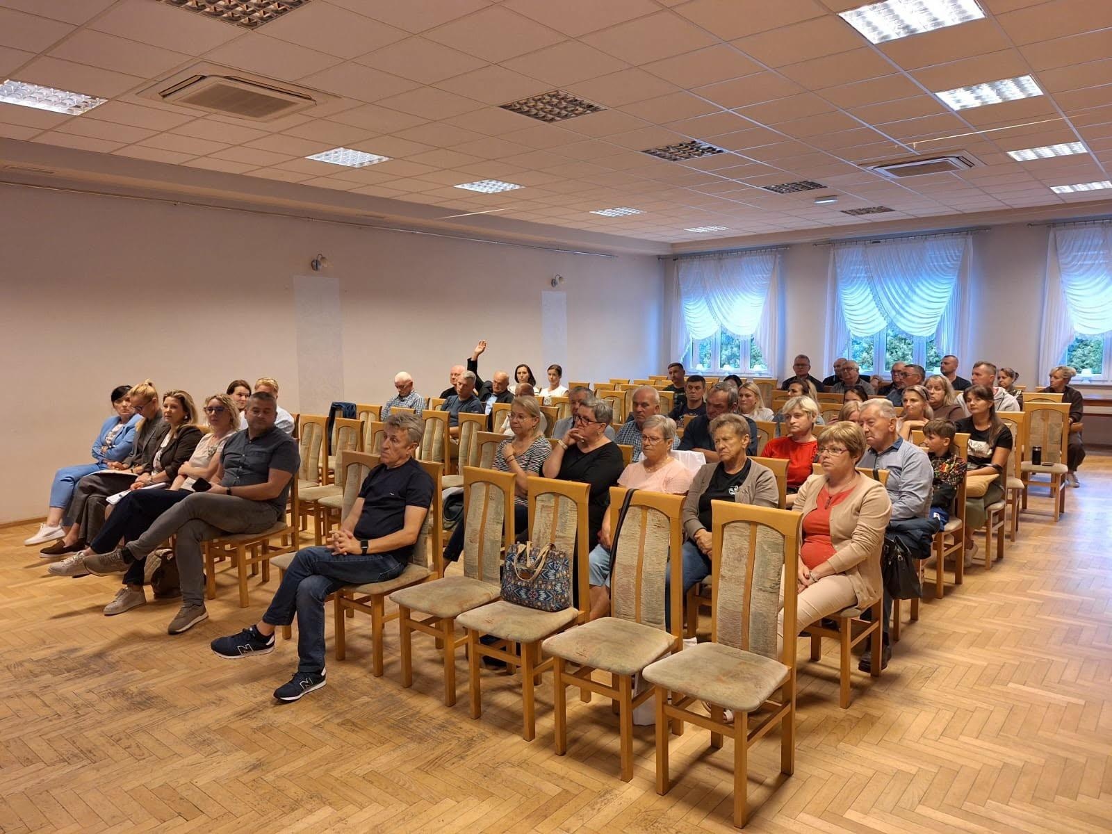 Zdjęcie w galerii na portalu naszwodzislaw.com: Mieszkańcy Połomi podzielili Fundusz Sołecki. Najwięcej pieniędzy na oświetlenie boiska wiadomości z regionu