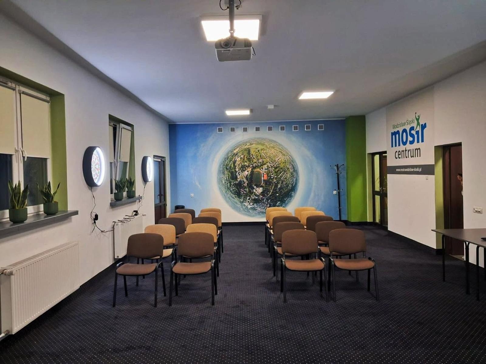 Zdjęcie w galerii na portalu naszwodzislaw.com: Nowa sala konferencyjna już niemal gotowa. Tak wygląda po remoncie wiadomości z regionu