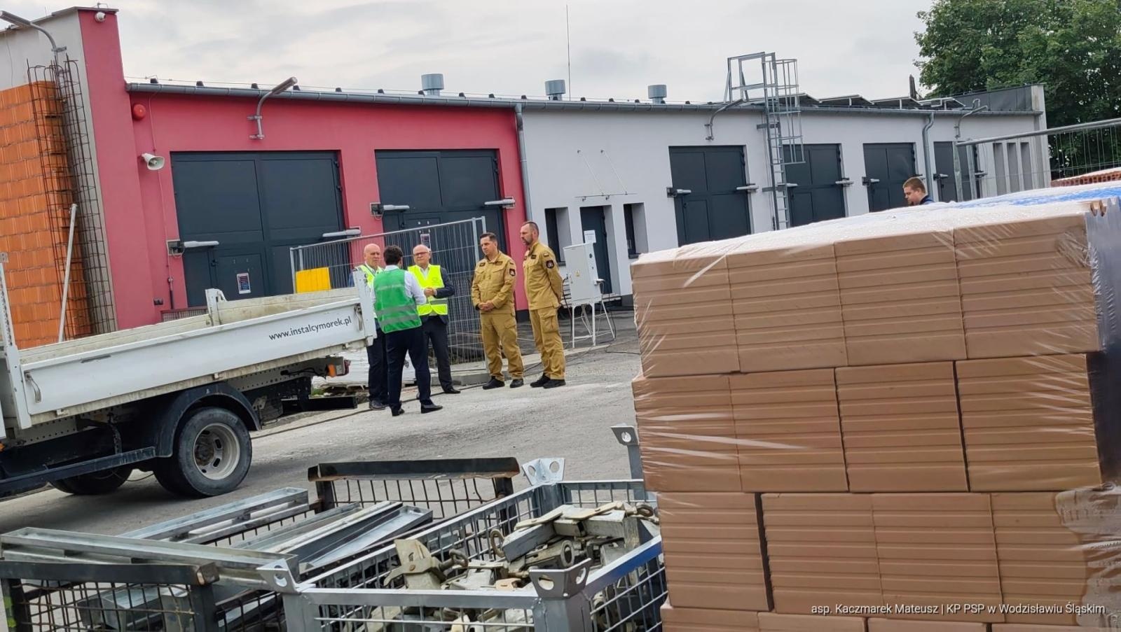 Zdjęcie w galerii na portalu naszwodzislaw.com: Ponad 4,7 mln zł na magazyny ochrony ludności. Wojewoda odwiedził budowę w Wodzisławiu wiadomości z regionu