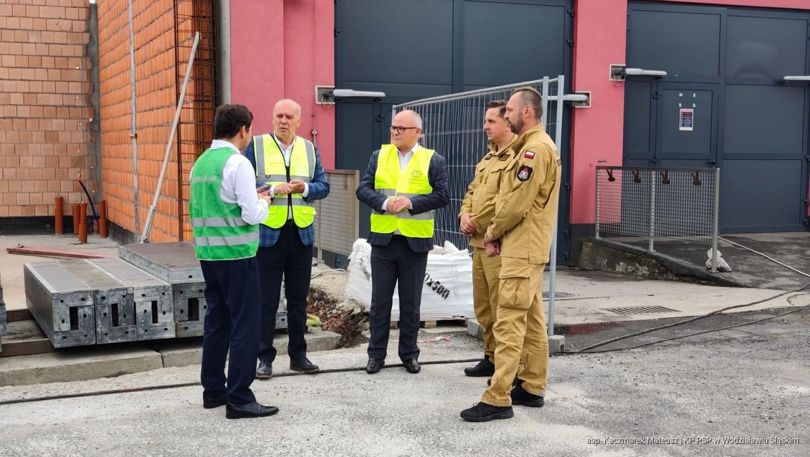 Zdjęcie w galerii na portalu naszwodzislaw.com: Ponad 4,7 mln zł na magazyny ochrony ludności. Wojewoda odwiedził budowę w Wodzisławiu wiadomości z regionu