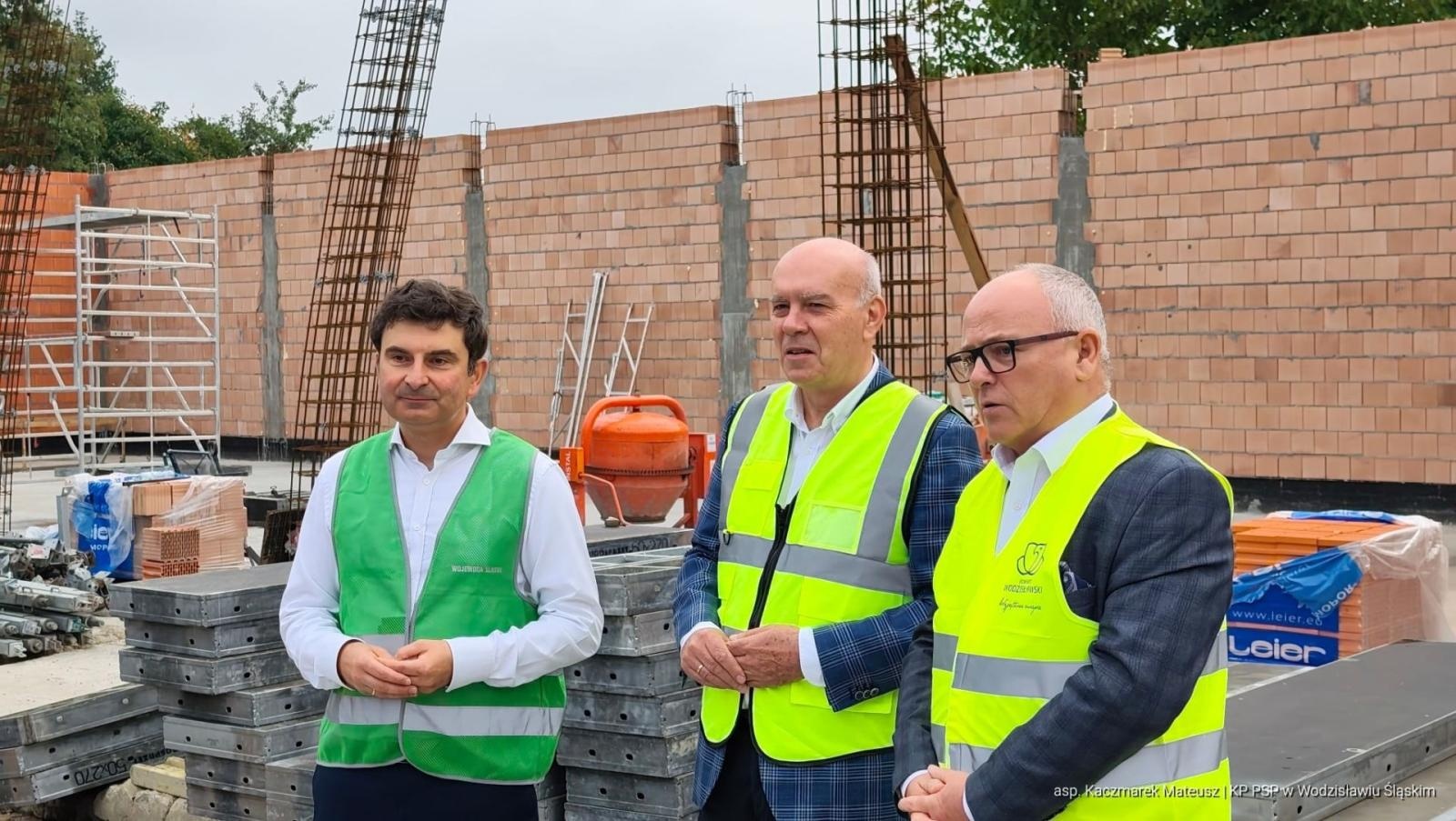 Zdjęcie w galerii na portalu naszwodzislaw.com: Ponad 4,7 mln zł na magazyny ochrony ludności. Wojewoda odwiedził budowę w Wodzisławiu wiadomości z regionu