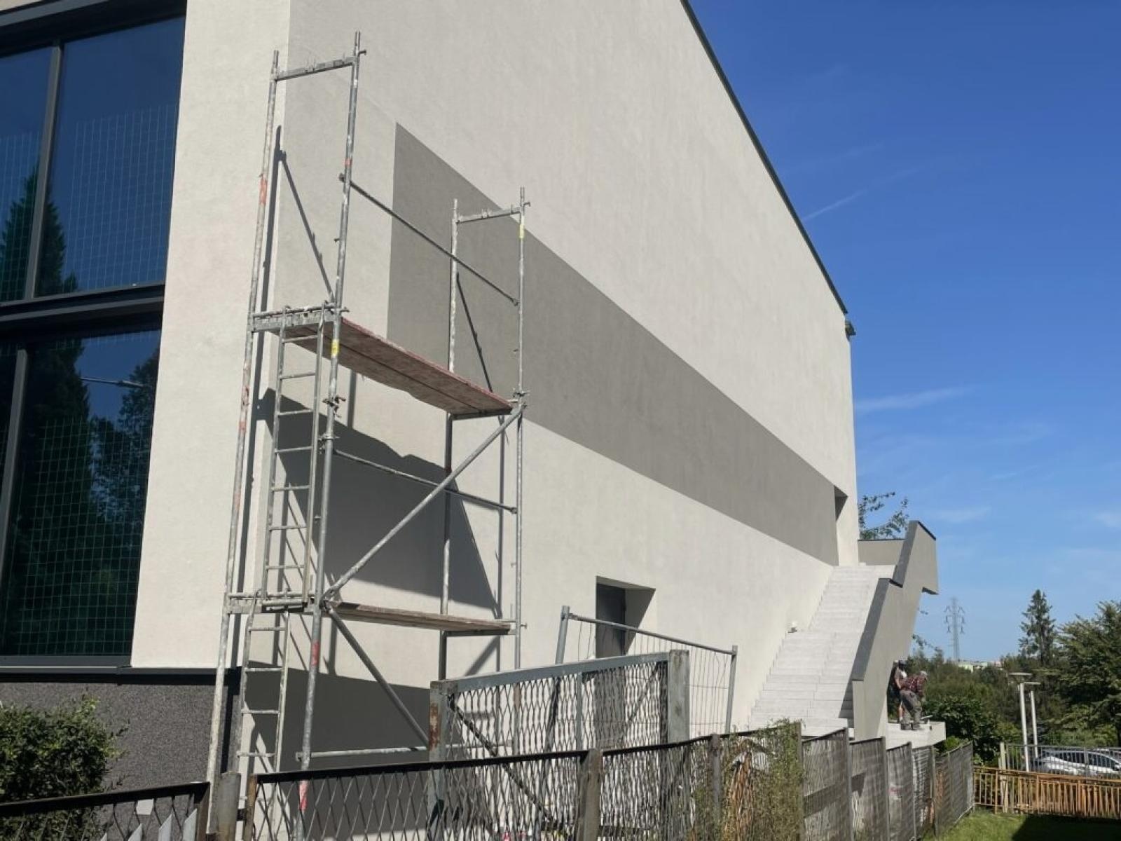 Zdjęcie w galerii na portalu naszwodzislaw.com: Nowe oświetlenie, fotowoltaika i odzysk wody. MOSiR w Radlinie przechodzi gruntowną modernizację wiadomości z regionu