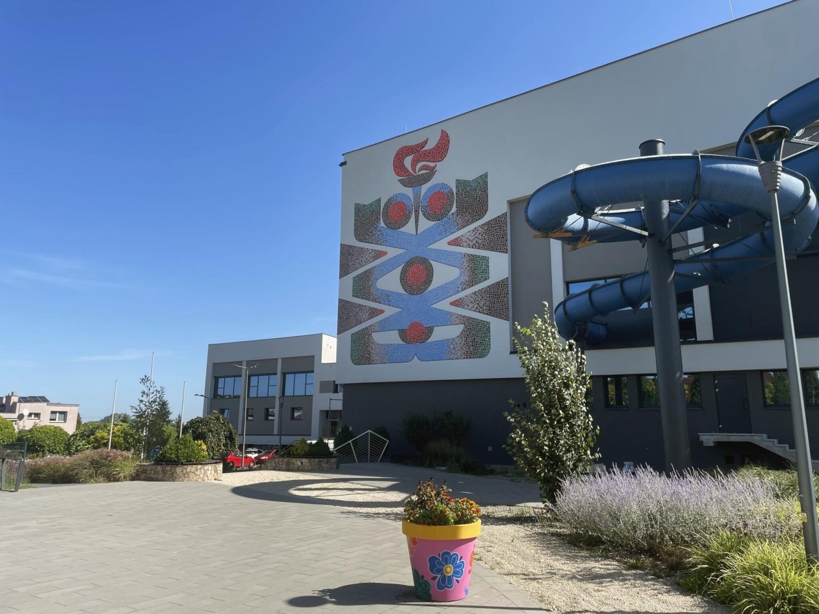 Zdjęcie w galerii na portalu naszwodzislaw.com: Nowe oświetlenie, fotowoltaika i odzysk wody. MOSiR w Radlinie przechodzi gruntowną modernizację wiadomości z regionu