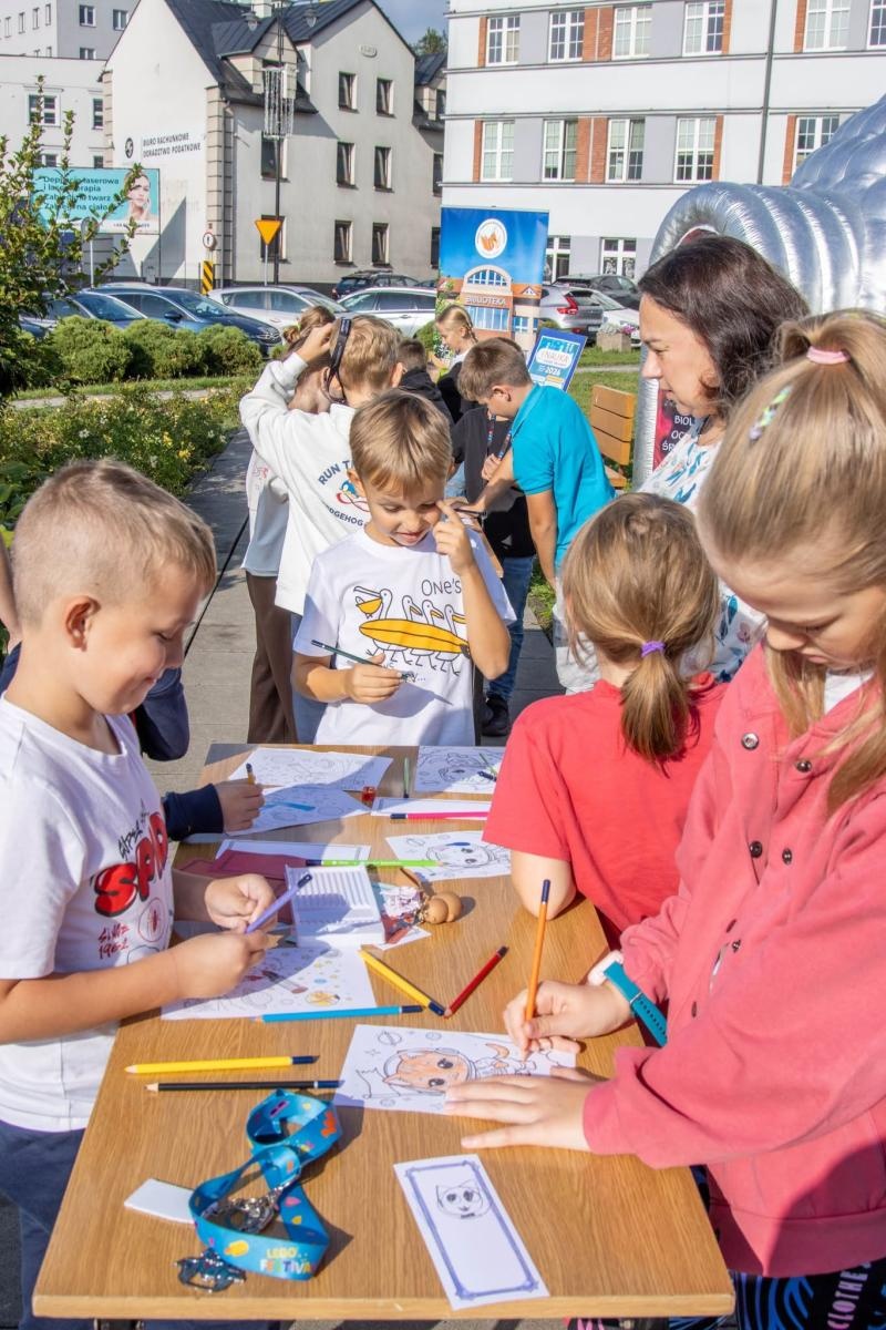 Zdjęcie w galerii na portalu naszwodzislaw.com: UFO wylądowało przed biblioteką w Wodzisławiu? To była kosmiczna lekcja dla młodych odkrywców wiadomości z regionu
