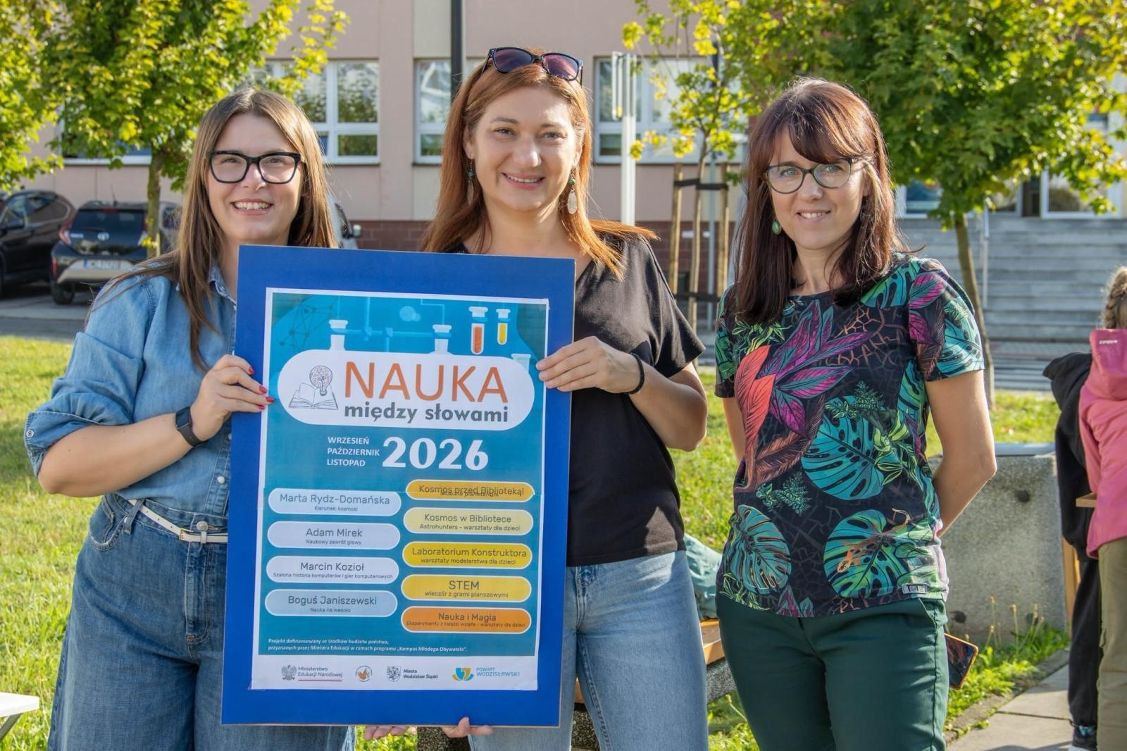 Zdjęcie w galerii na portalu naszwodzislaw.com: UFO wylądowało przed biblioteką w Wodzisławiu? To była kosmiczna lekcja dla młodych odkrywców wiadomości z regionu