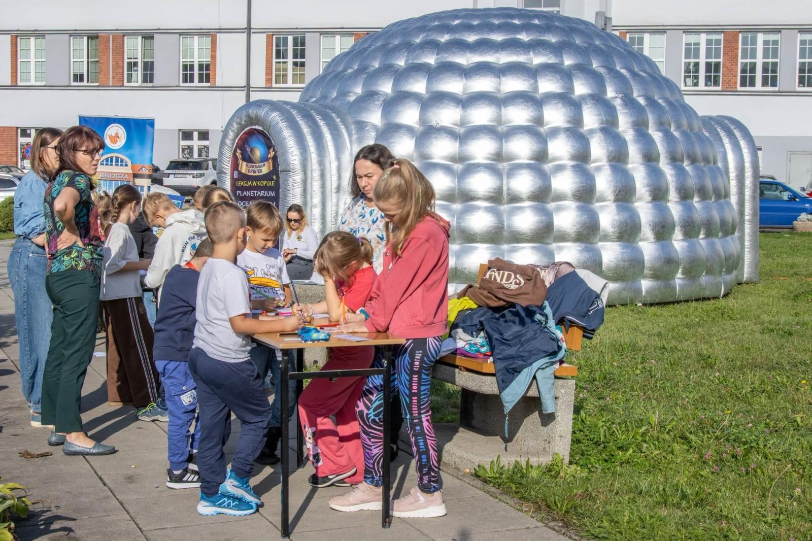 Zdjęcie w galerii na portalu naszwodzislaw.com: UFO wylądowało przed biblioteką w Wodzisławiu? To była kosmiczna lekcja dla młodych odkrywców wiadomości z regionu