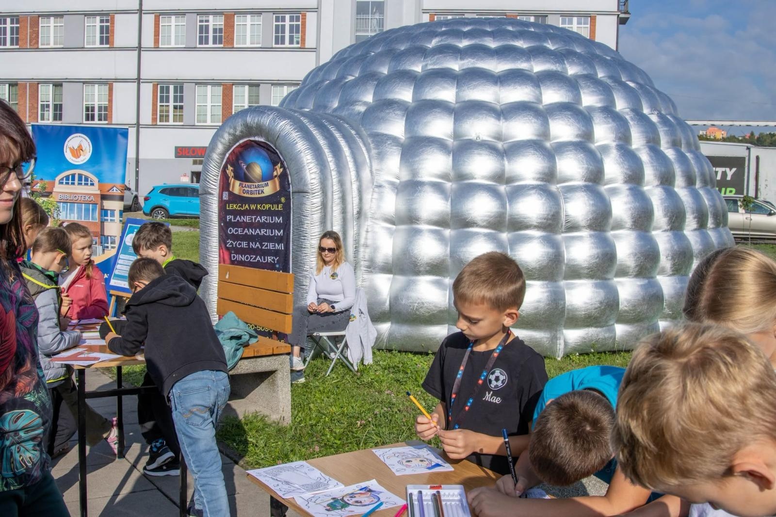 Zdjęcie w galerii na portalu naszwodzislaw.com: UFO wylądowało przed biblioteką w Wodzisławiu? To była kosmiczna lekcja dla młodych odkrywców wiadomości z regionu