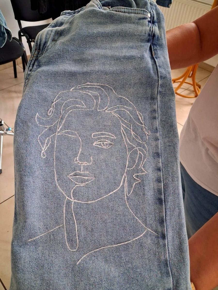 Zdjęcie w galerii na portalu naszwodzislaw.com: Zwykły jeans zamienił się w dzieło sztuki. Kreatywne popołudnie w rydułtowskiej Warsztatowni wiadomości z regionu