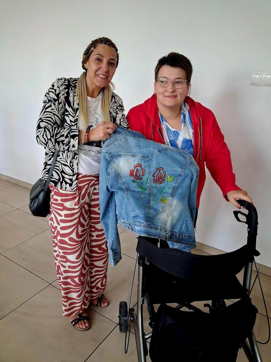 Zdjęcie w galerii na portalu naszwodzislaw.com: Zwykły jeans zamienił się w dzieło sztuki. Kreatywne popołudnie w rydułtowskiej Warsztatowni wiadomości z regionu
