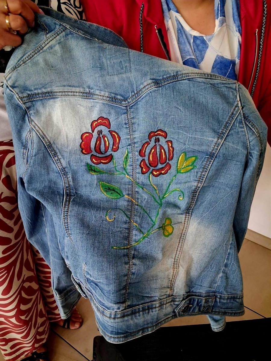 Zdjęcie w galerii na portalu naszwodzislaw.com: Zwykły jeans zamienił się w dzieło sztuki. Kreatywne popołudnie w rydułtowskiej Warsztatowni wiadomości z regionu