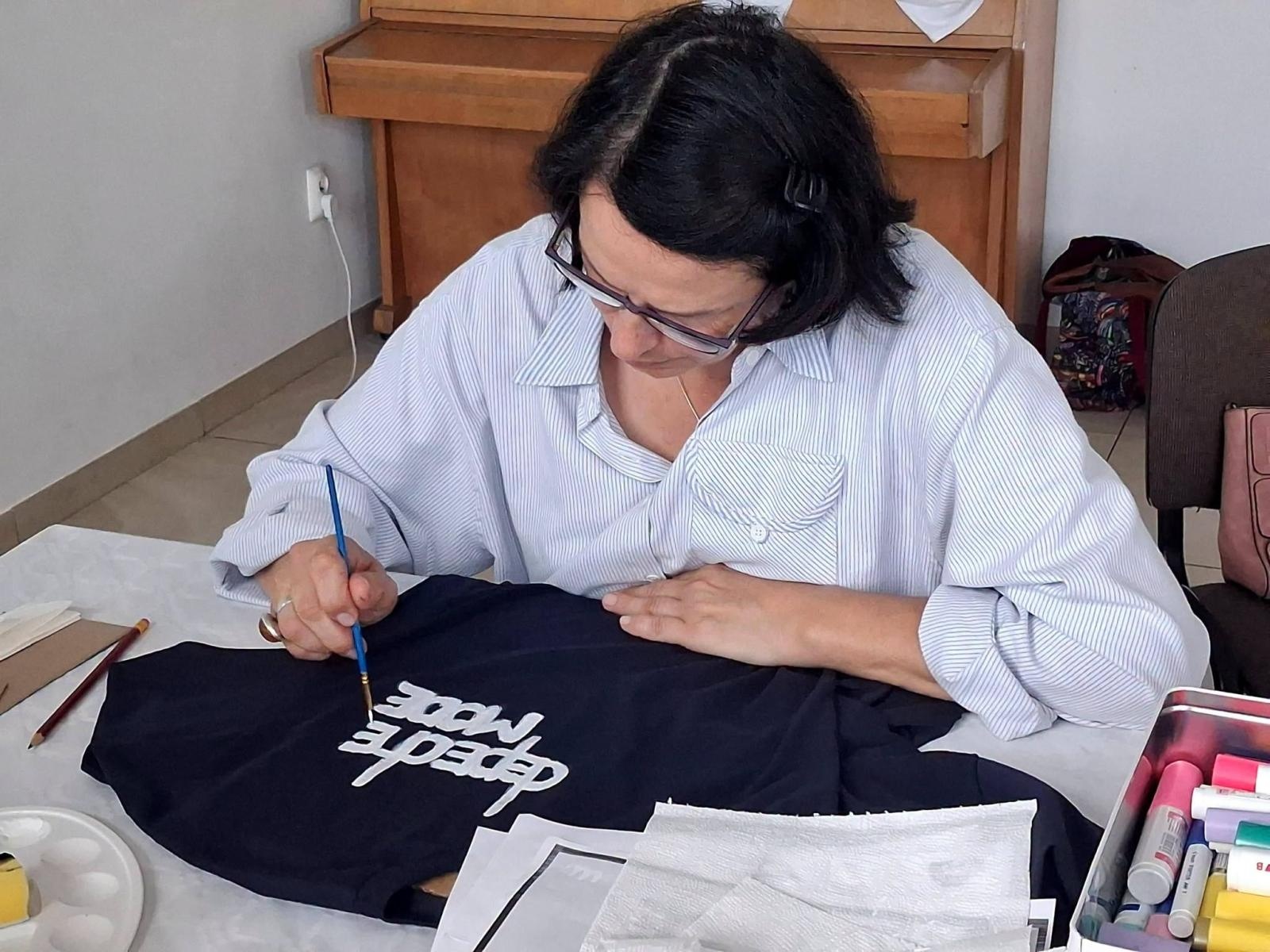 Zdjęcie w galerii na portalu naszwodzislaw.com: Zwykły jeans zamienił się w dzieło sztuki. Kreatywne popołudnie w rydułtowskiej Warsztatowni wiadomości z regionu