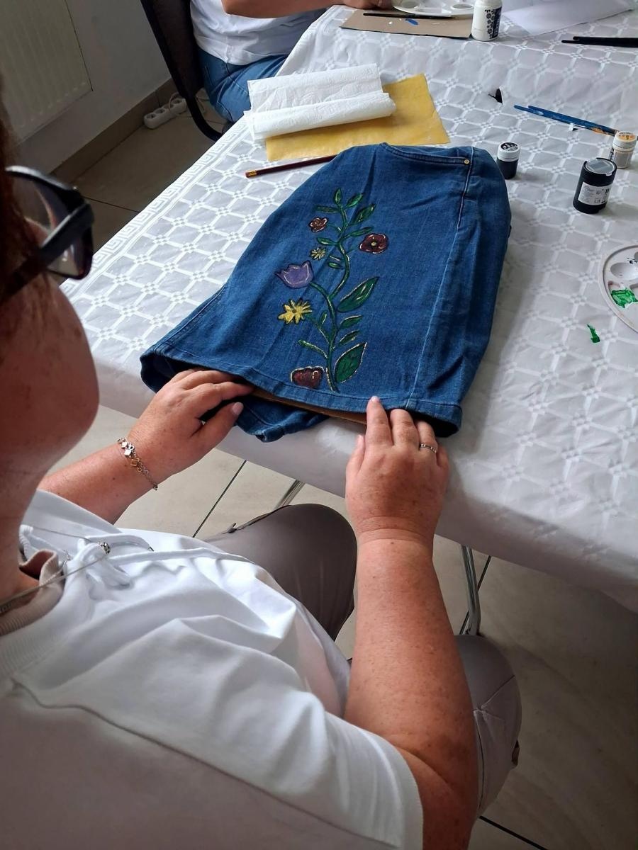 Zdjęcie w galerii na portalu naszwodzislaw.com: Zwykły jeans zamienił się w dzieło sztuki. Kreatywne popołudnie w rydułtowskiej Warsztatowni wiadomości z regionu
