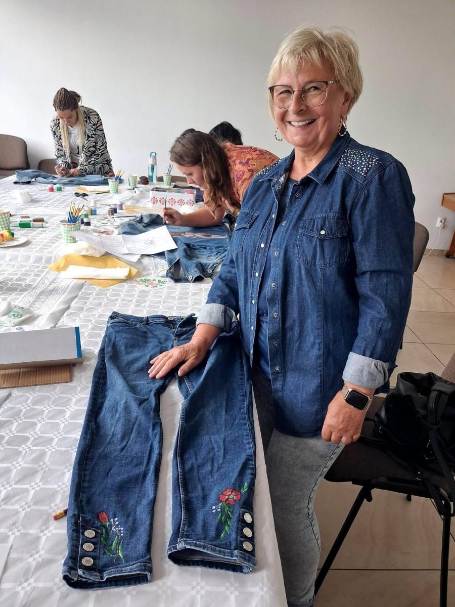 Zdjęcie w galerii na portalu naszwodzislaw.com: Zwykły jeans zamienił się w dzieło sztuki. Kreatywne popołudnie w rydułtowskiej Warsztatowni wiadomości z regionu