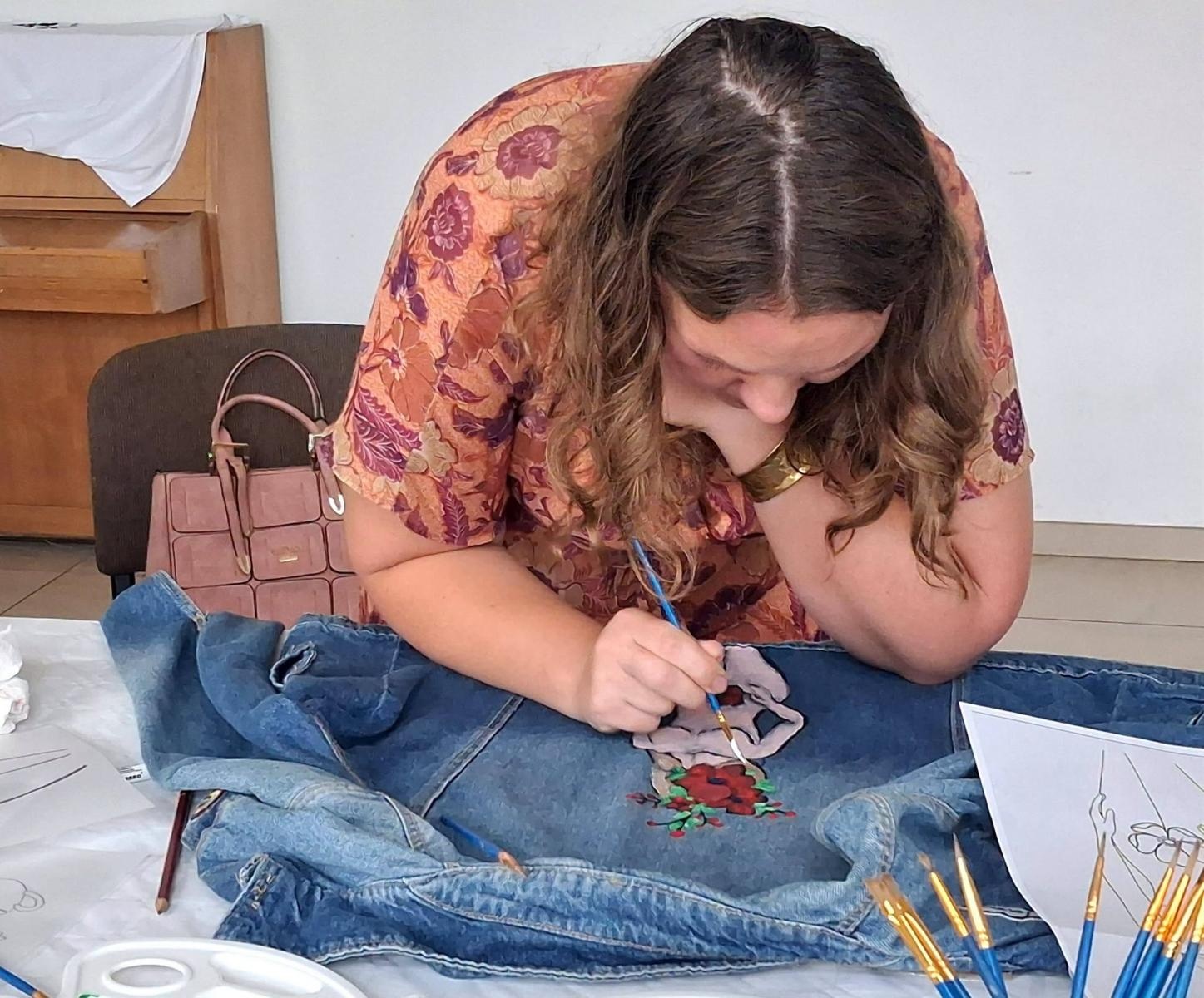 Zdjęcie w galerii na portalu naszwodzislaw.com: Zwykły jeans zamienił się w dzieło sztuki. Kreatywne popołudnie w rydułtowskiej Warsztatowni wiadomości z regionu